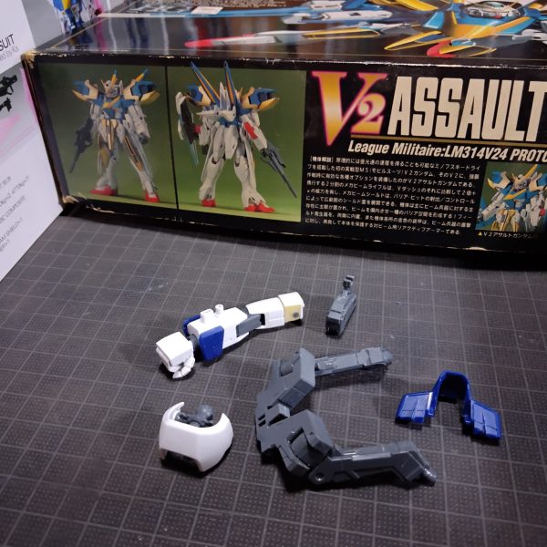 ゼロカスは相変わらずダラダラ続けてます。上腕の段差削りやら親指少し曲げたりとか。段差は白飛びして見づらいですけど。ABS合わせ目消し表面処理の難儀中やらなんやらやってます。今回の本題は、V2入手という話です。ある日某店舗で何故にこの日にこの時間帯?という感じで棚に鎮座してまして、ほかにお客さんもいてとにかく手に取って(買うた止めた音頭をしてました)キープ。結局指ががっちりホールドして離さず状態になってましたので買いました。(欲しいキットではあったんですけど大本命が無い)その後他店舗回ってみましたがV2は無し。帰宅して?だったのでネットで調べたら今回のV2再販はバン直ストップじゃなくて問屋まで行っていたというオチでした。なのでまあ都市部では店舗によってはV2沢山画像がありました。田舎なんでほんとに無いという。ついでに日にちがずれたかでその日にバン直再販がずれたらしく、本気印、コレクター、転売ヤーは(他のレアキット目当てで)バン直再販店舗に流れてた感じのようです。旧キットから大体20年後にようやくMG出たわけですが、そのころにはもうプラモ止めててそれでもV2MG出ると聞いて「買うだけ買っとくか」と考えて電気屋で何か買うときにおもちゃコーナー見てもある時がなくて、まあガンプラ頑張ってる店舗でもなかったのもあって、かといって地方市街地型のガンプラ頑張ってるまずありそうなでっかいとこまで行く気もなくで買わずじまい。というわけで、まあなんというかいざ入手したら、結構ウチで一人祭り状態。割と自分でもわからんとこがあってあれほどやる気なくしてプラモ手に取ってなかった自分がここまでガンプラ増やすとは思いも寄らなんだ。ちなみにノーマルの旧HGVは何故か箱だけ残ってます。 (3枚目)