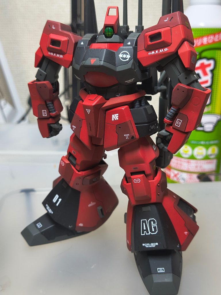 元々は量産機ですが、せっかくなので赤でぬってクワトロ機に。赤はサザビーレッド使用。赤と黒の好きな配色です。ツートーンで塗ってます。