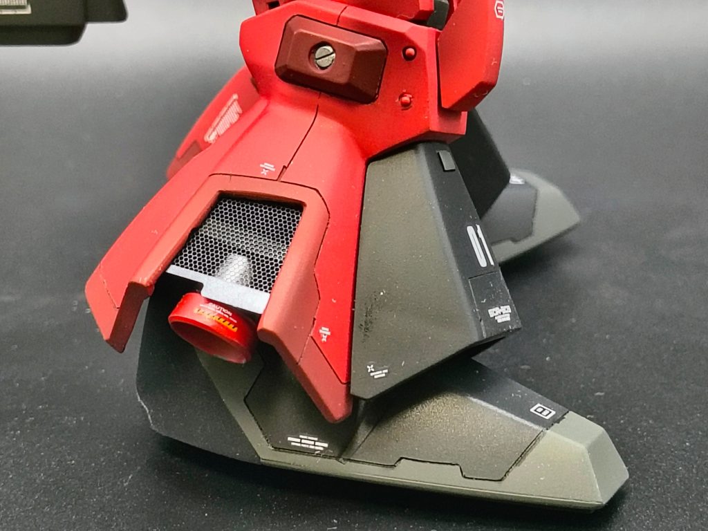 ちょっと豪快に穴を開けすぎたようです。(gundam-kao5)メッシュはメタルブラックで塗装　バーニアを後付け、デカールも貼ってみました。メカメカしくなりましたが、防御力はダウンかも？。
