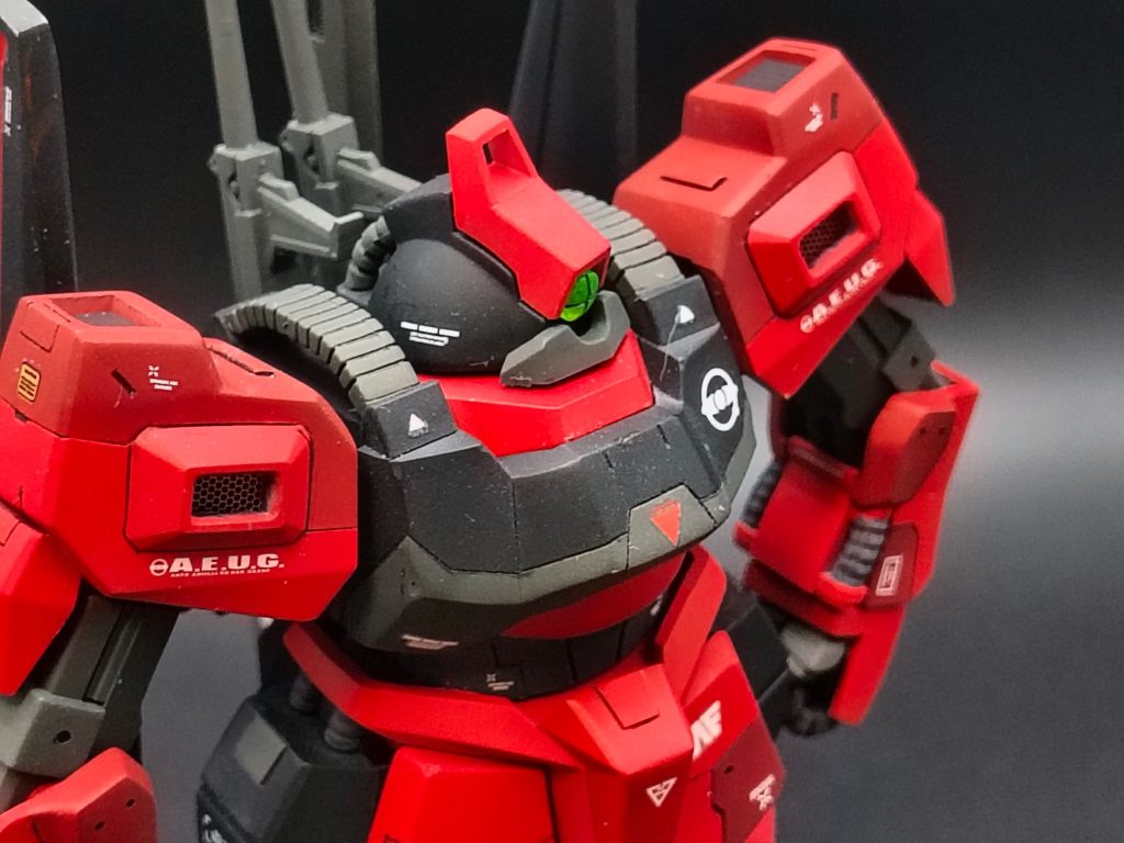 肩にも穴開けてメッシュパーツ、モールド付きプラバンで排気ダクトっぽくしてみました。