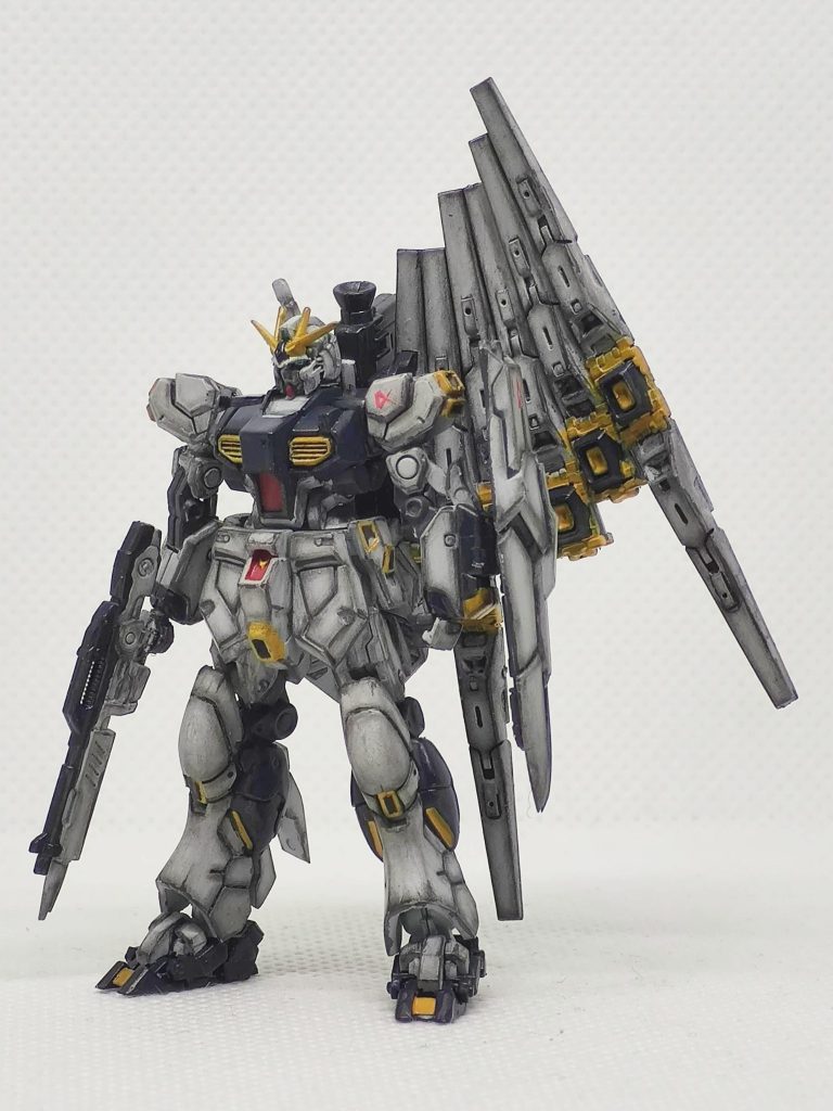 汚しウエザリング後、半光沢クリアーでオーバーコート。やはり肩とシールドのエンブレムがないとνガンダムっぽくないので追加。この大きさのデカールは無かったので、赤ラインの組み合わせで作成してます。