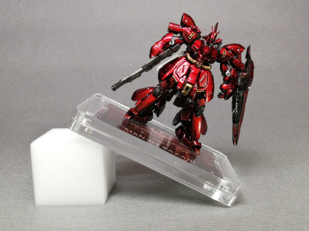 アーティファクトは安定性が悪いのに転倒した場合のダメージが大きいと思っていましたが台座とマグネットで固定する事で非常に安定しました。これなら作業机にも飾れます。