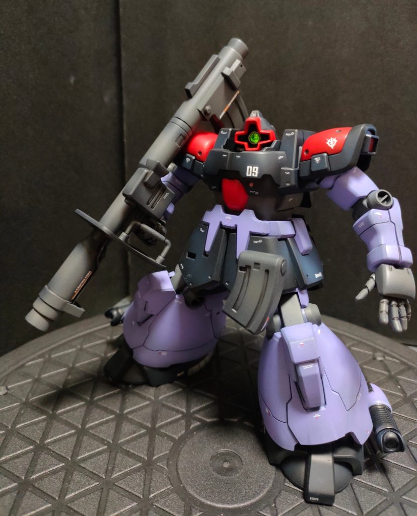 塗装は全パーツに黒サフを塗装する黒立ち上げで。紫部分はガイアのパープル＋アルティメットホワイト＋グレー少し黒部分は余ってた色を混ぜ混ぜで。赤部分は白色でグラデーションかけてからモンザレッドで。グラデーションはくどくならない程度にしたら写真だとベタ塗りみたいで分からないという。自分は基本スジボリしないのでデカールで情報量アップ。最後はいつものスムースクリア艶消しでトップコートして完成。