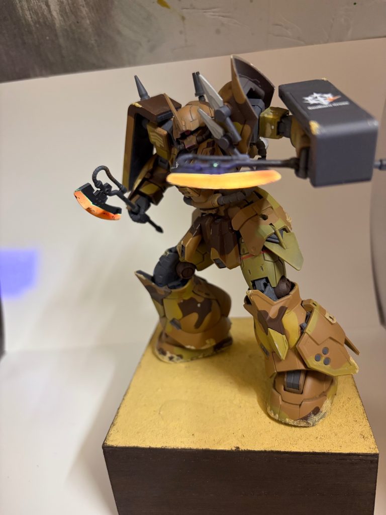 ヒートホークは蛍光塗料てグラデーション塗装しているのでブラックライトで光ります初めてヒートホークの塗装チャレンジしたので粗が目立つ💦