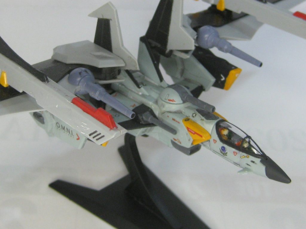 機体説明地球連合軍が誇る大気圏内用主力戦闘攻撃機「FX-550スカイグラスパー」に、ストライクノワールガンダムの主兵装である「ノワールストライカー」をマウントした、ごく一般的な制式兵器としての運用例である。本来、ノワールストライカーは、近接格闘戦やアクロバティックな空中戦を想定して開発された特殊なストライカーパックであるが、これを航空機であるスカイグラスパーにそのまま接続。ウィング（フラガッハ３高エネルギービーム刃）の展開による強力な大気圏内での飛行・空戦能力の向上と、2連装リニアガンによる高火力を、戦闘攻撃機と言うプラットフォームへそのまま落とし込むことに成功している。機体のカラーリングは、地球連合軍の工廠において最も一般的かつ標準的な「制式ライトグレー」で均一に塗装。過酷な前線での隠蔽率（ロービジビリティ）を高めるとともに、兵器として無骨な統一感を最優先した仕様となっている。本機は、ストライカーシステムの高い汎用性と、航空機によるパック運用の有用性を改めて証明する、極めて「ノーマル」かつ堅実な地球連合軍の傑作機である。