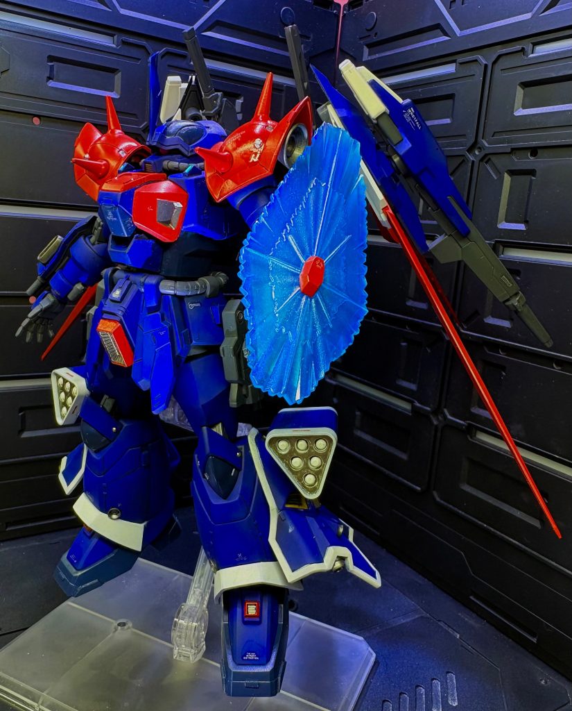 オリジナルのシュダーシルエット。コトブキヤのスラッシュバインダーとグフのフライトユニットを組み合わせて製作。なんとなくジャンクの中にダブルバレットのライフルが目に入ったので取り付けました笑ビームシールドはマイティフリーダムからそのまま拝借。