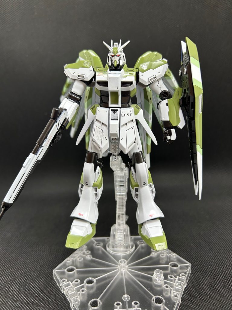 今回はHG HI-vガンダムになります色は赤や青のものはよく見かけるので、あまり見かけない緑にしてみましたツインアイは少し悪役感を出したく敢えての赤にしています