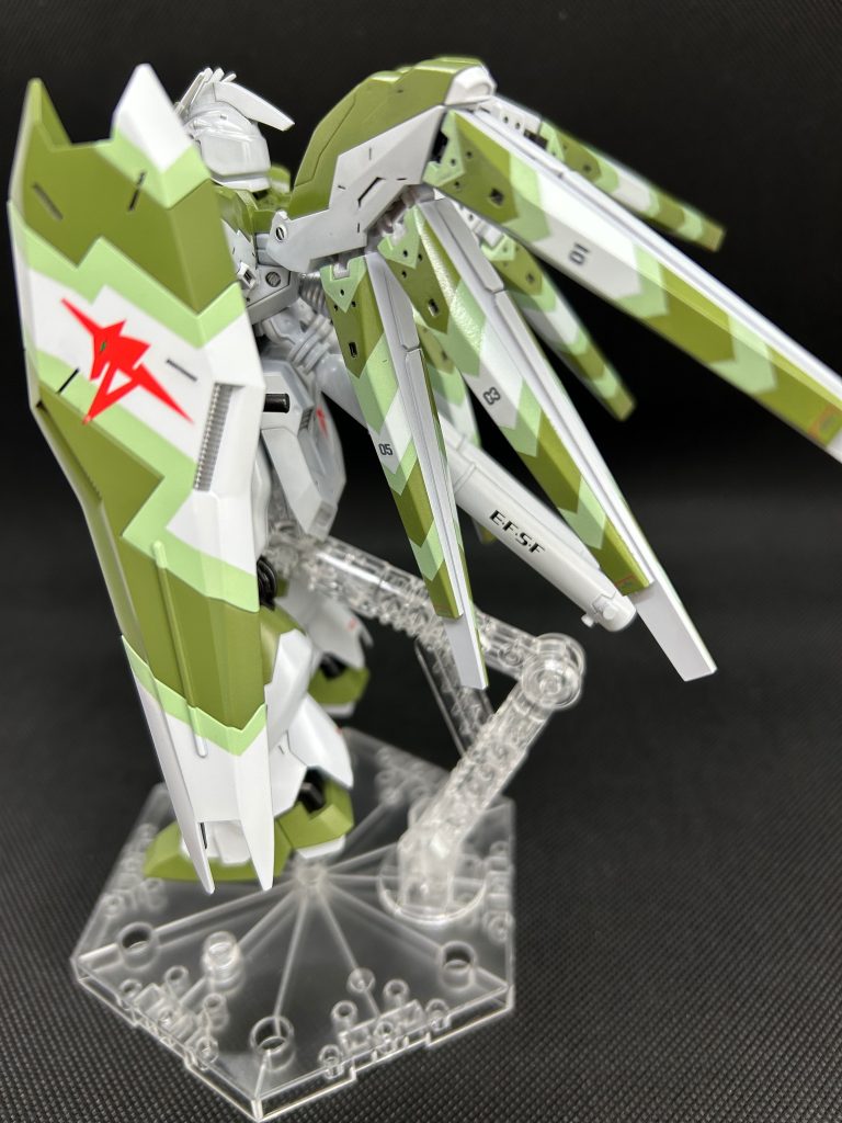 シールドやフィンファンネルはRGを意識して塗り分けしました細かいですがファンネルにもナンバリングしています