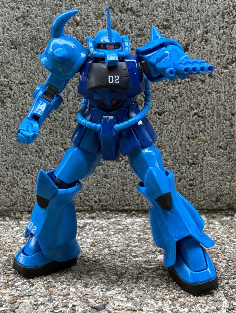グフのトレードマークともいえるフィンガーバルカンの構え。