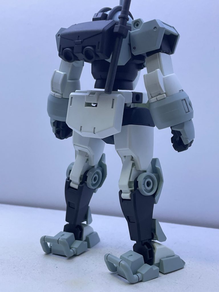このキット、未組み立ての中古品を500円で購入したのですが、武装が背中にあるサーベルスティックしか付いておらず、他武装はランナーから切り取られていました(..)