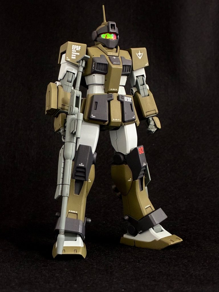 肩アーマーとバックパックはMSVの形状に寄せて改修しました。右腕のビームサーベルユニットもMSVに近い形状となるようプラ板で自作しました。