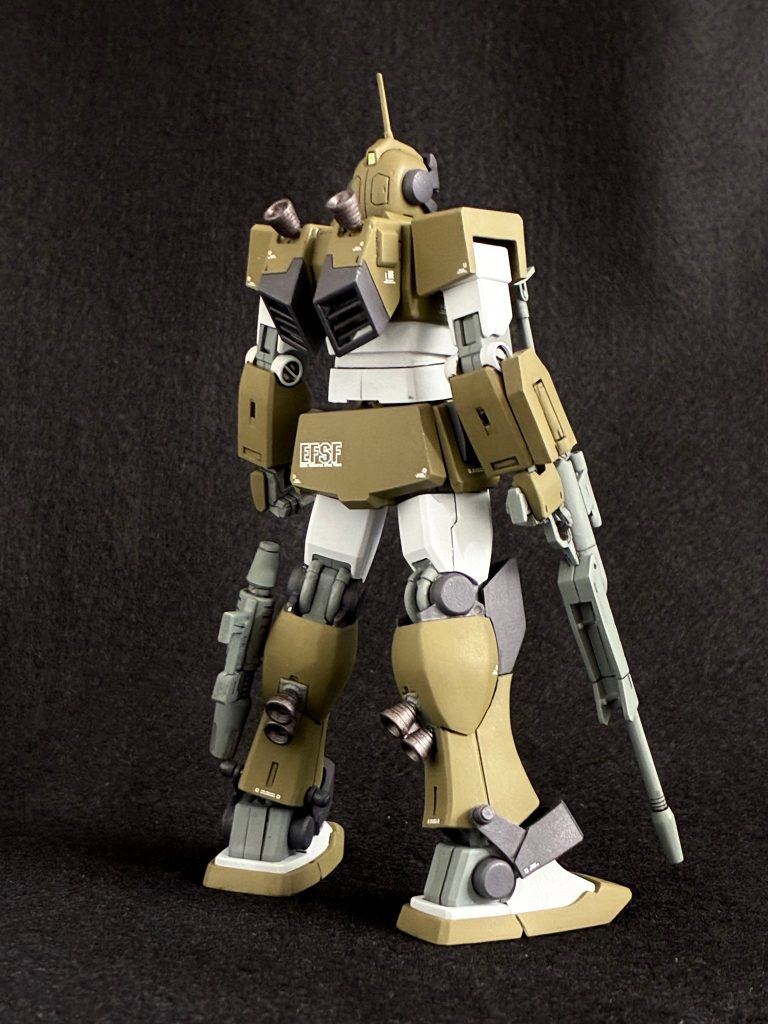 アンクルアーマーはジムⅡのパーツをベースにしていますが、接続方法を変更し側面先端の丸い部分に真鍮線の軸を設けて脚部に懸架しています。
