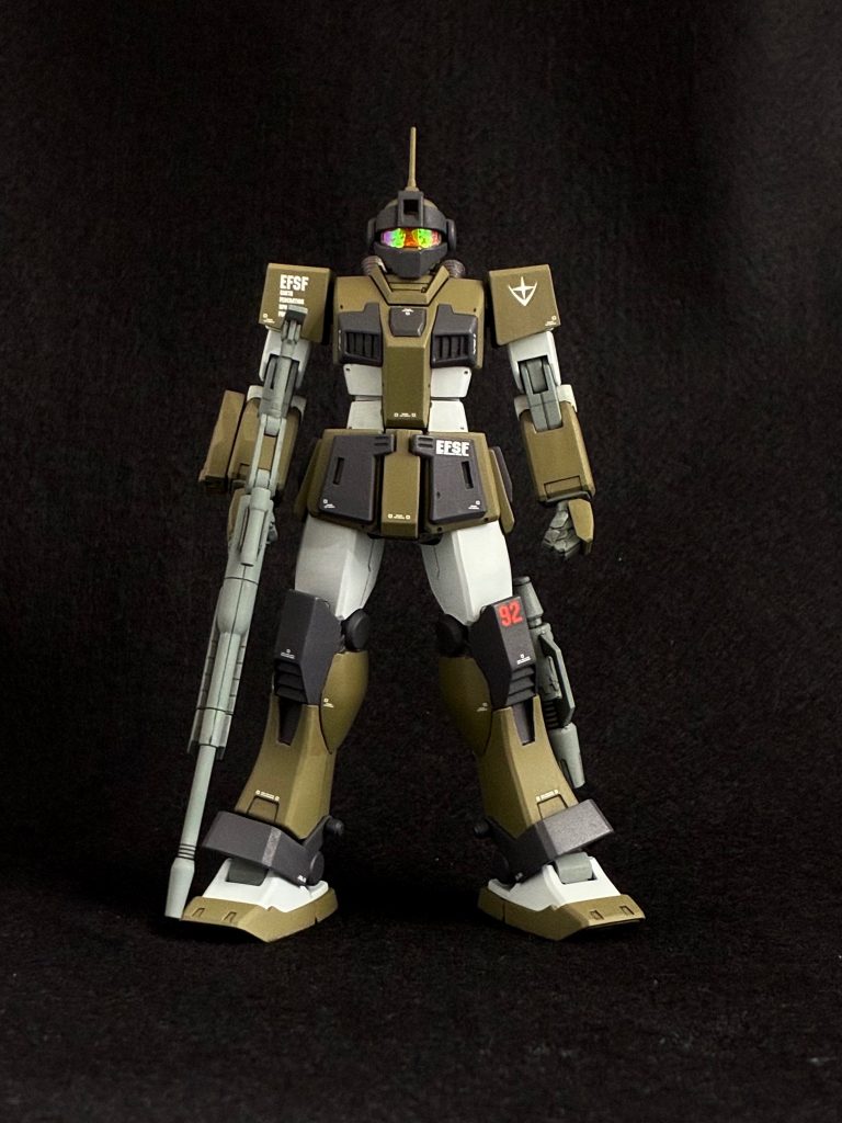 ジムスナイパーカスタム: 頭部・胴体・腰前部&側面アーマー・バックパック・武装ジムⅡ: 腕部・脚部・腰基部・腰後部アーマージムⅡのパーツに合わせるため、腰や膝アーマーのパーツは延長工作を行いました。