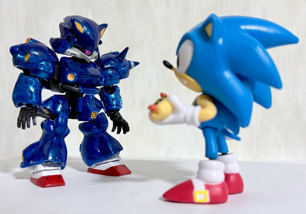 まずは本物のソニックとツーショット。最近Amazonで同サイズのソニックのフィギュアが手に入ったので、比較用に撮影した(zaku-kao5)