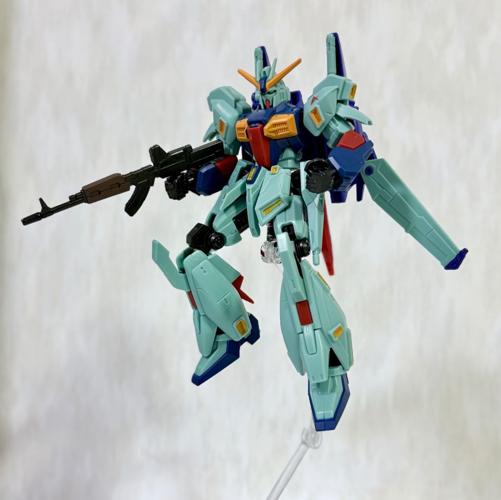 フロントビュー。ノーマルのリガズィと異なり、Zガンダムのような顔つきと装甲が特徴。組み立ても15分弱で終わったのとほとんど成形色と塗装で色分けされているので、細かい箇所を筆塗りしてフィニッシュした。