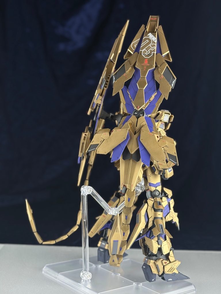 フェネクスといえばアームドアーマー塗り分けやスジボリ、3Dパーツを使ってディテールアップ仕上がりはやや控えめですが元々主張がすごいので