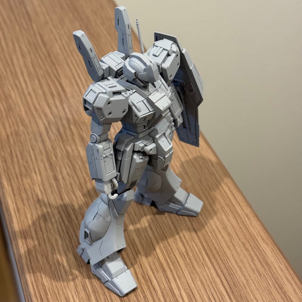 あまり見えませんがシールド裏もプラ板で埋めてます。肩部、下腕部、胸部、バックパック、腰部前後、サイドアーマー上部、足にプラ板でディテール追加。