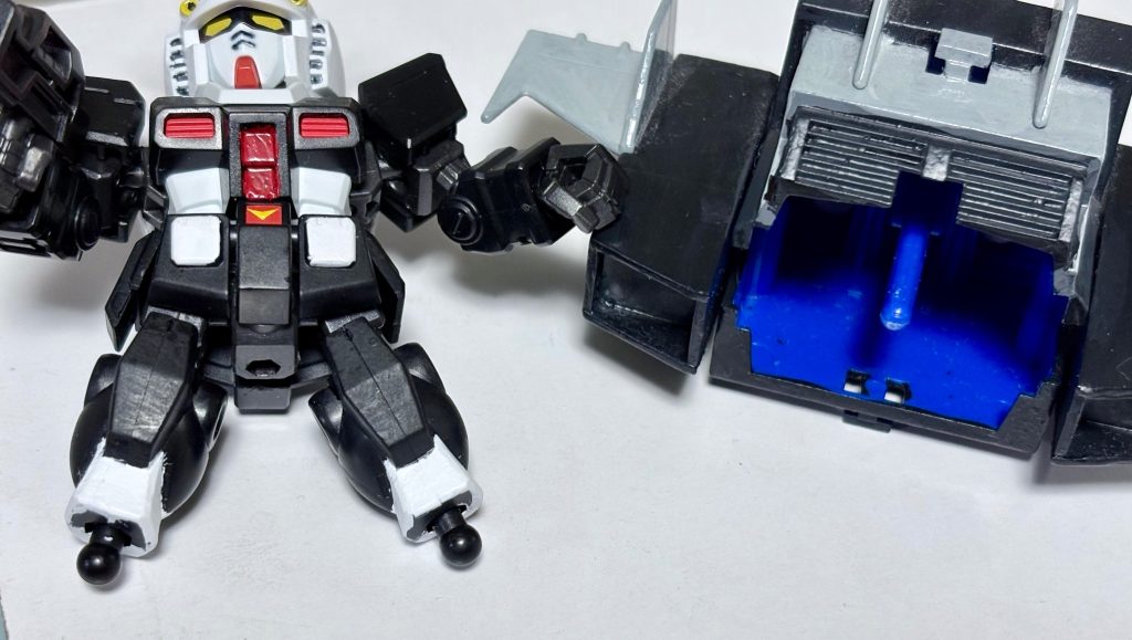 やり方は至ってシンプルで、GファイターのBメカ部分の元々付いているプラ棒とモビリティジョイントの股間部分の穴が同じ3mmなので、無改造でくっつけられる(gundam-kao6)