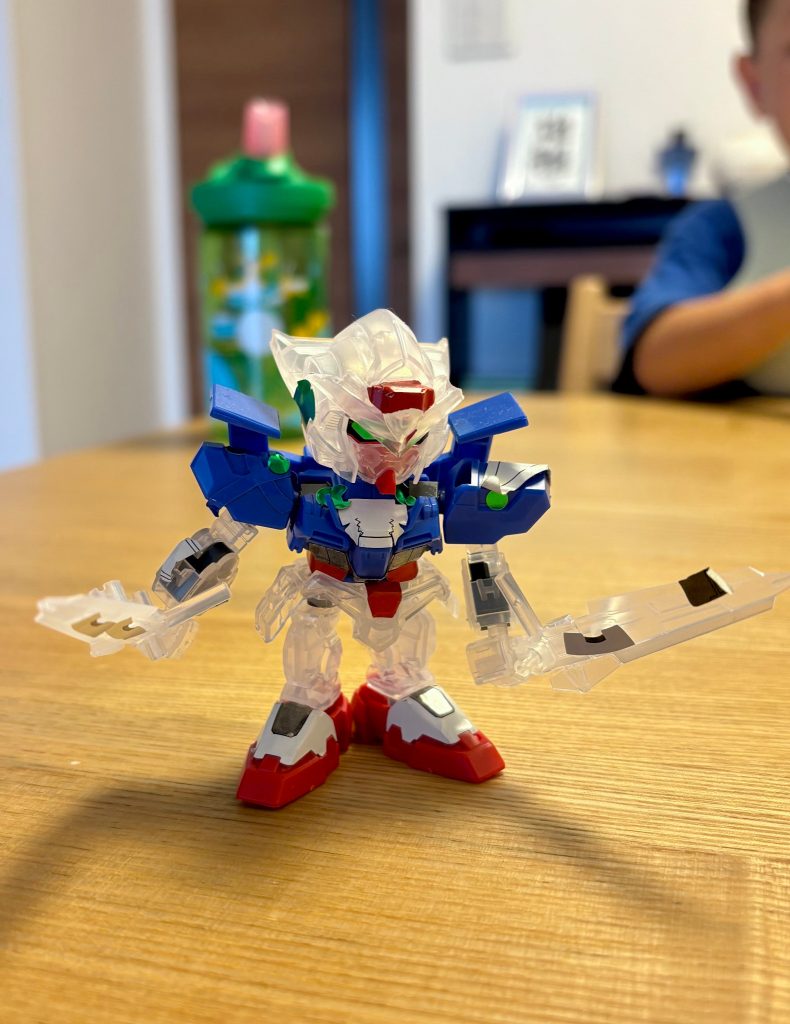 初めは300円でブックのオフで購入したクリアカラー00ダイバーです。作った後、定期的に遊んでたので、パーツを壊したりしたのでこういうザマです。