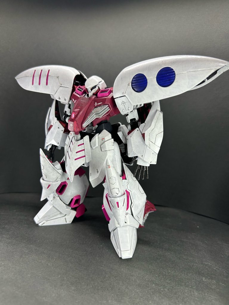 ネオジオンのニュータイプ専用モビルスーツをモデルにメッサーを改修。クシィーの予備パーツも使い、その性能はガンダムに匹敵する。