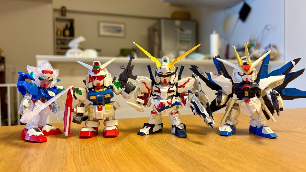 最後はメイン写真のユニコーンガンダム。シールは僕が組み立ててるライジングフリーダムSDEXのシールから自由にミキシングさせました^_^ガンプラ、　アッセンブル！最近、お台場のユニコーンガンダムを一緒に見ました。さすが我が息子。。。