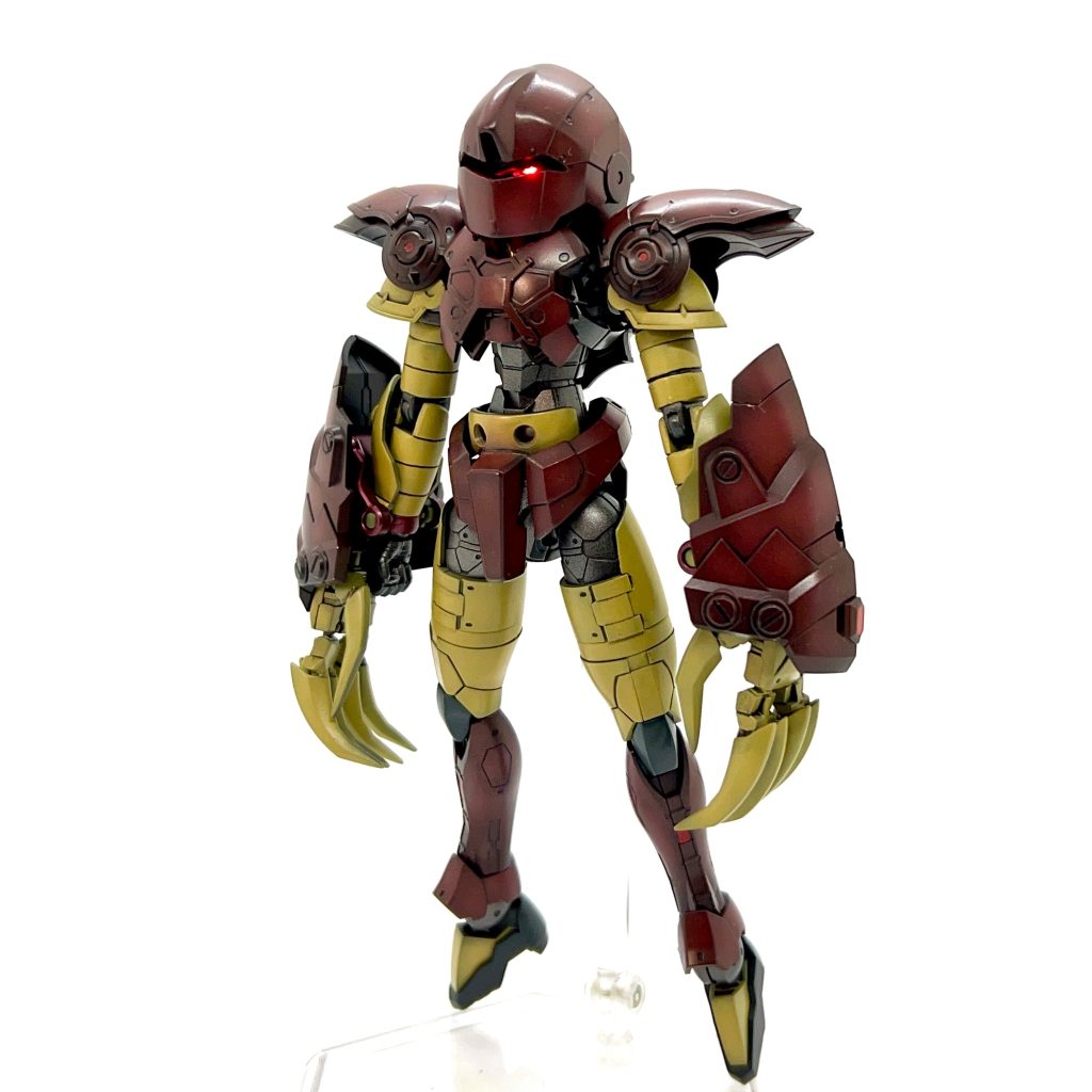 あとは、顔(?)。バイザーの部分を加工してゴッグの顔っぽく改造しました。腹・腰周り適当にプラ材でそれらしく…あ！ 腹(メガ粒子砲が付いてるとこ)は、アッガイ… &nbsp;いや、黄色かったからベアッガイⅢの前腕パーツだ😆