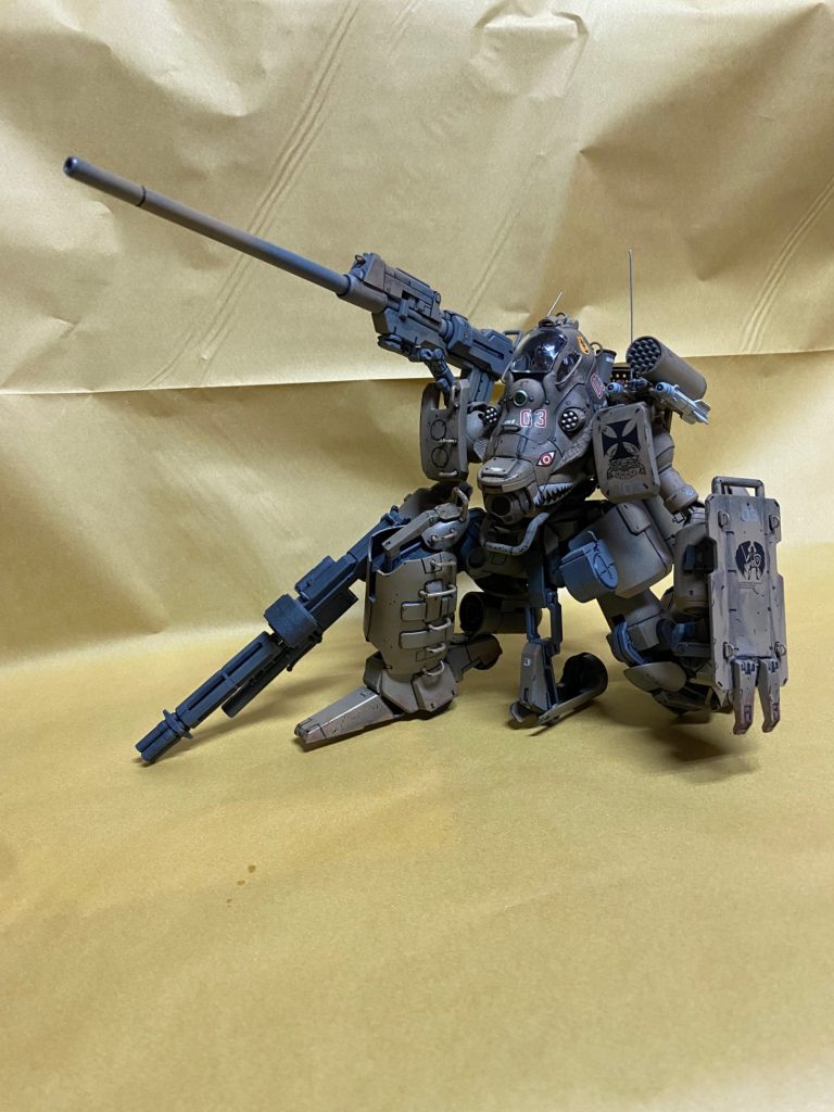 右肩に折りたたみ式キャノン砲を装備しました。右手にガトリングガン、グレネード弾発射機付き、左腰に予備弾左肩にミサイルポッド、誘導ミサイル × 2画像撮り忘れましたが、左腕先端にバルカン砲×1胸部にマイクロミサイルポッド × 2&nbsp;