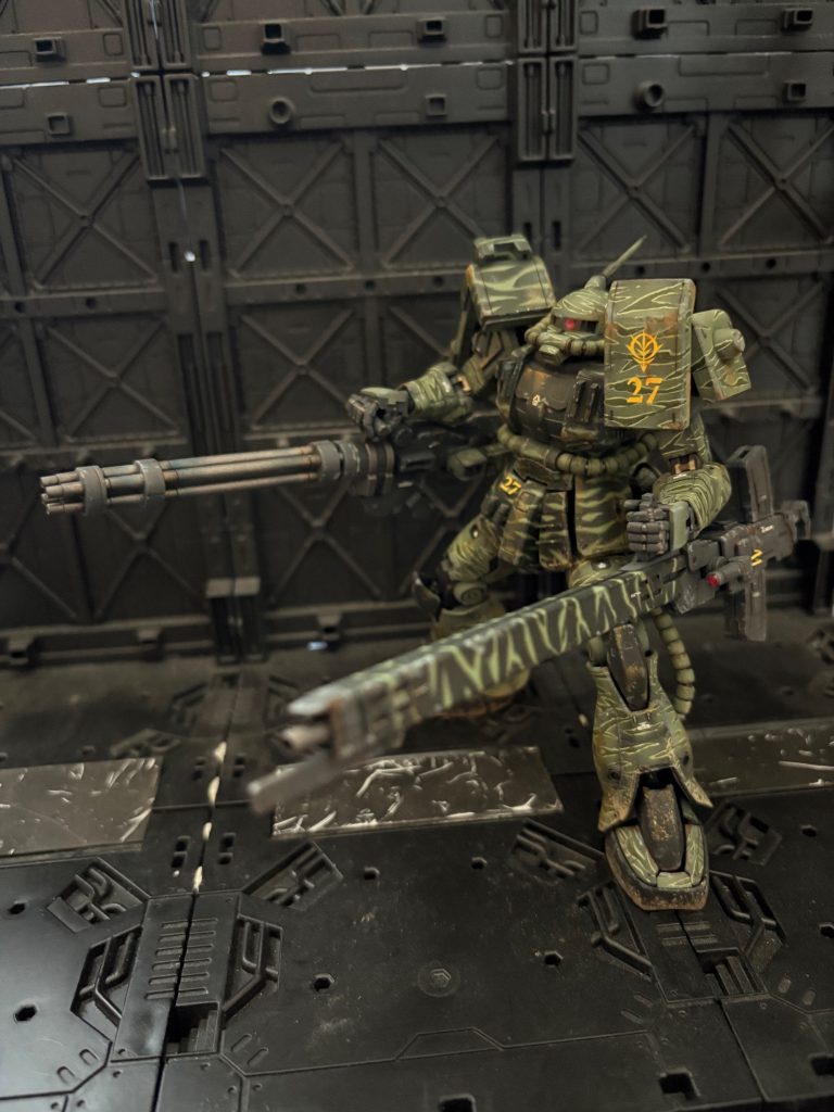 左に装甲貫通弾（APFSDS）と粘着榴弾（HESH/HEP）が撃てる武装。右に4連バルカン武装😄左肩のアーマーも変更。頭部にアンテナ。