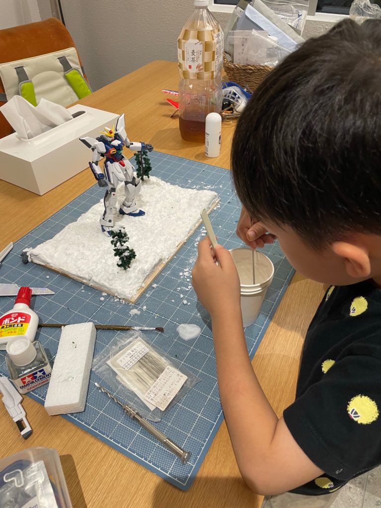 ガンダムXと木を設置して、上からさらに吹雪のような雪をかける。ガンダム本体の製作過程は写真を撮り忘れてました！