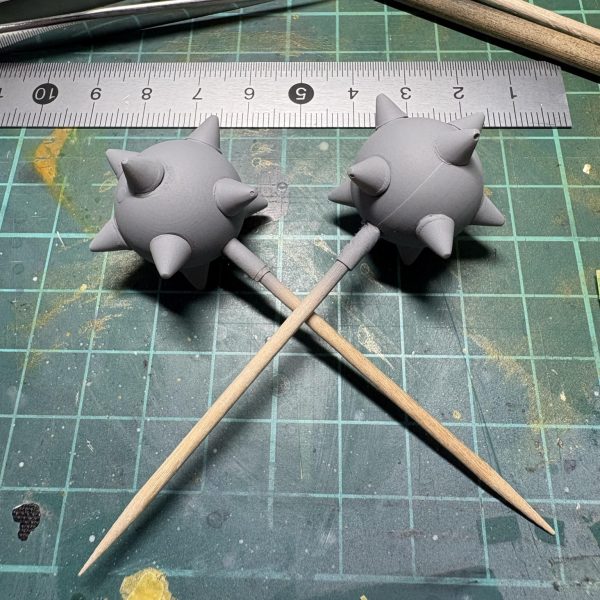 こちらのページまでご覧くださり、ありがとうございます。こちらはターンエーハンマーの製作記録です。本体記事にも書いた通り、RG武器セットがあれば何の苦労もなかったのですが…。特に2個が難関💧ということで球体部分を探す旅に。YouTubeでコジマ大隊長さんが「100均の軽量スプーンの柄を切って貼り合わせると、球体ができて便利なんですよ」と話していたので買いにいったものの、5本セット＋適したサイズはその中の1つだけ。スプーンは半休なので玉2つ分には×4袋…。さすがに16本余る他の軽量スプーンの使い道がないので断念💧とダイソーをさまよっていると、おもちゃコーナーになんか手頃な玉！しかも2つ！ということで素体は指で遊べるミニボウリングの玉を採用です。チェーンは友人に買ってもらった赤いガンダムのハンマーより1本。もう1本は数日メルカリで地蔵（←売り場でやったらダメなやつ）をしてると、手頃な価格で同じく赤いガンダムハンマーを出品して下さった方が現れ、無事解決。ただ、あのハンマーはさすがに形状が令和すぎるので…最後はとげ。今回ご協力いただいたのはFGシャアザク。の肩。ここをレジンで型取りし、大量のアポロチョコミニを生産します。サイズが小さく気泡や割れができやすいので、選別→ヤスリがけの地獄作業。最後はそろった材料の組み合わせ…ですが、球体のどの位置にいくつトゲ！？のバランスが意外と難しく、ネットで色々な画像を調べてインデックスであたりを付けて調整…最後はフィニッシャーズのパテで傷埋め、サフを吹いたら完成！…まだ粗が目立つ？黒に塗っちゃえば分かりません（笑）というわけで最後はガンメタで塗装。鎖は可動して塗装がはげそうなのでメカサフヘヴィをうっすら乗せる程度にしました。苦節数ヶ月…何とか思い描いてたハンマーをターンエーに届けることができ、満足しています！笑&nbsp;（6枚目）