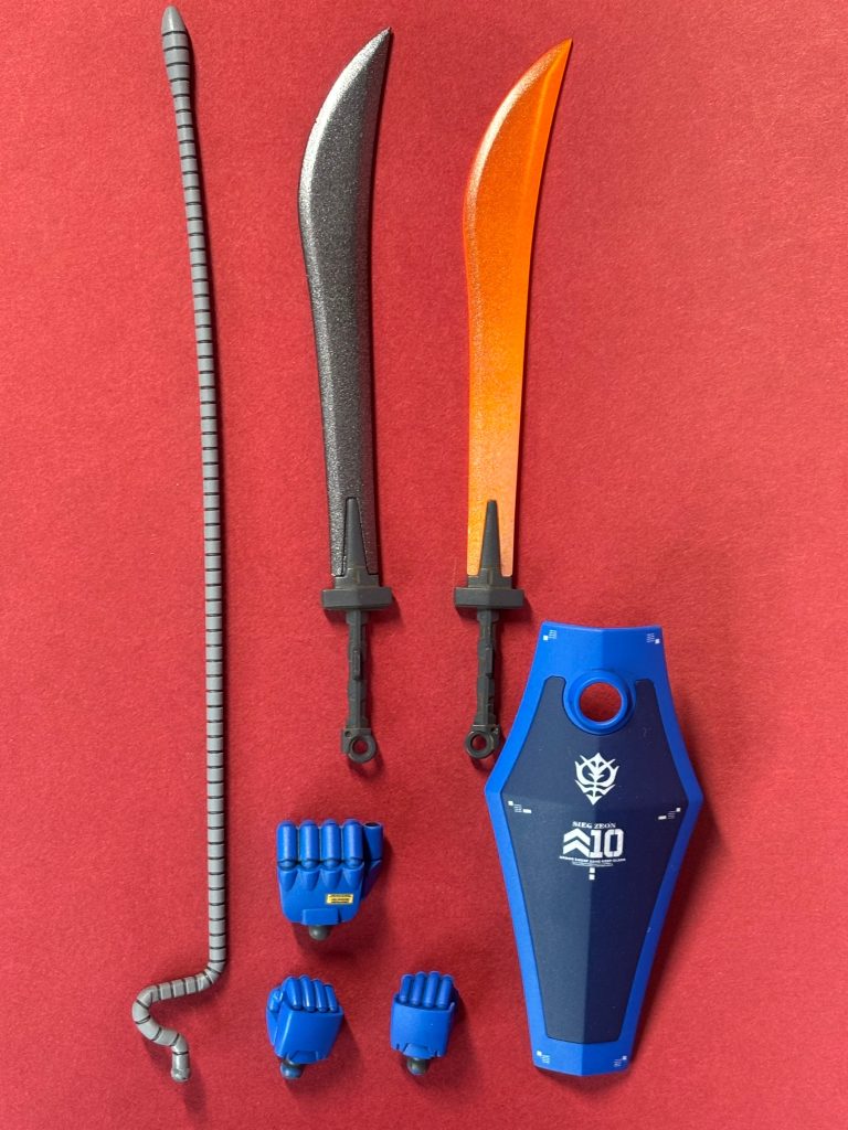 付属武器。ヒートサーベルは2個付いてるので白熱状態はパールホワイトグラデーション後クリアーオレンジでグラデーション。無熱状態はガンメタル塗装。