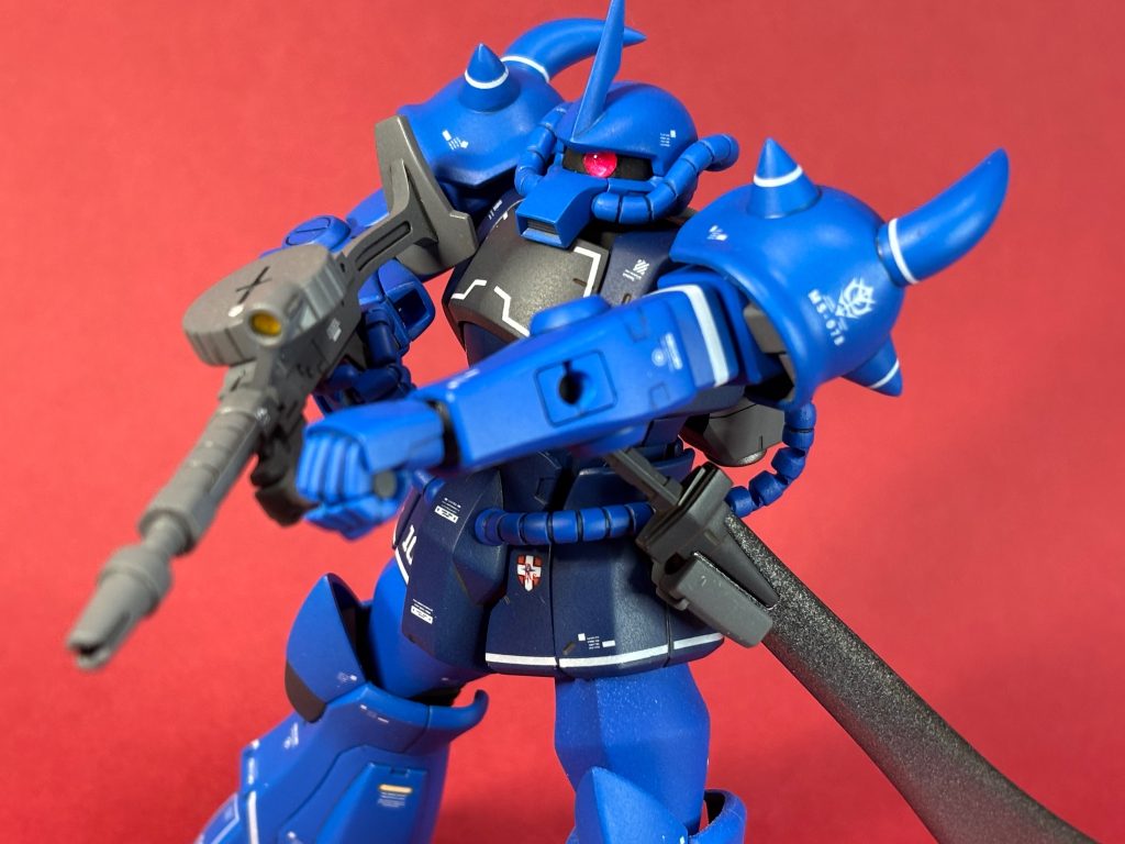 ザクのトマホーク取り付けパーツ借りて両面テープでサーベル固定。旧HGUCグフはシールド裏に収納できたような？