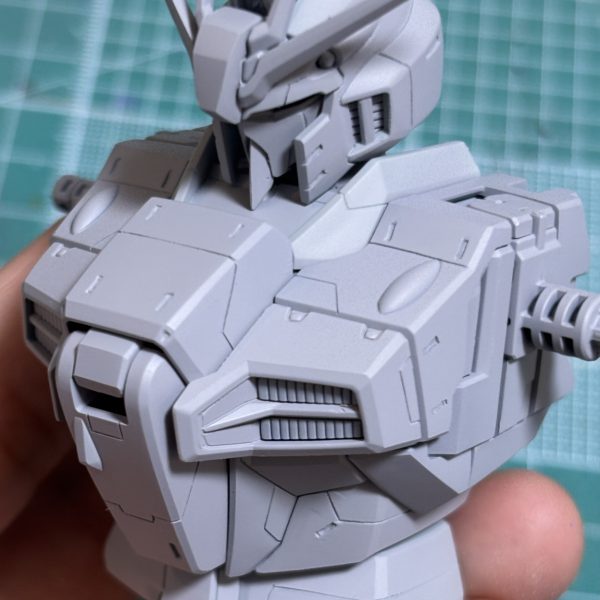 MGリガズィ・カスタム制作中です╭( ･ㅂ･)و̑ ｸﾞｯ頭部と胴体の修正箇所のチェック！サフ吹くとパーツの歪みとかキズがよく目立つな〜🤔（2枚目）