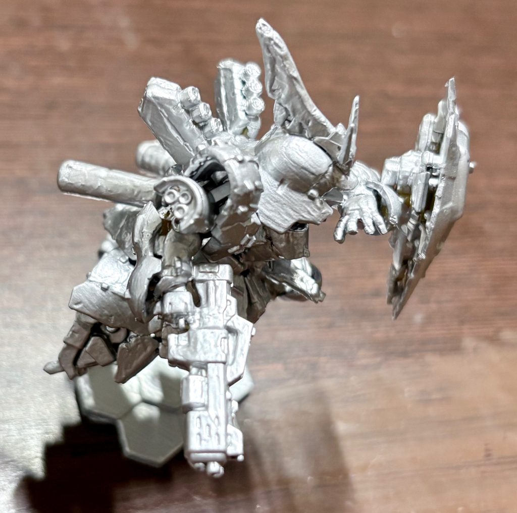塗装後。シルバーで筆塗り全塗装した。可動フィギュアではないので、このポーズのまま飾っている(zaku-kao5)