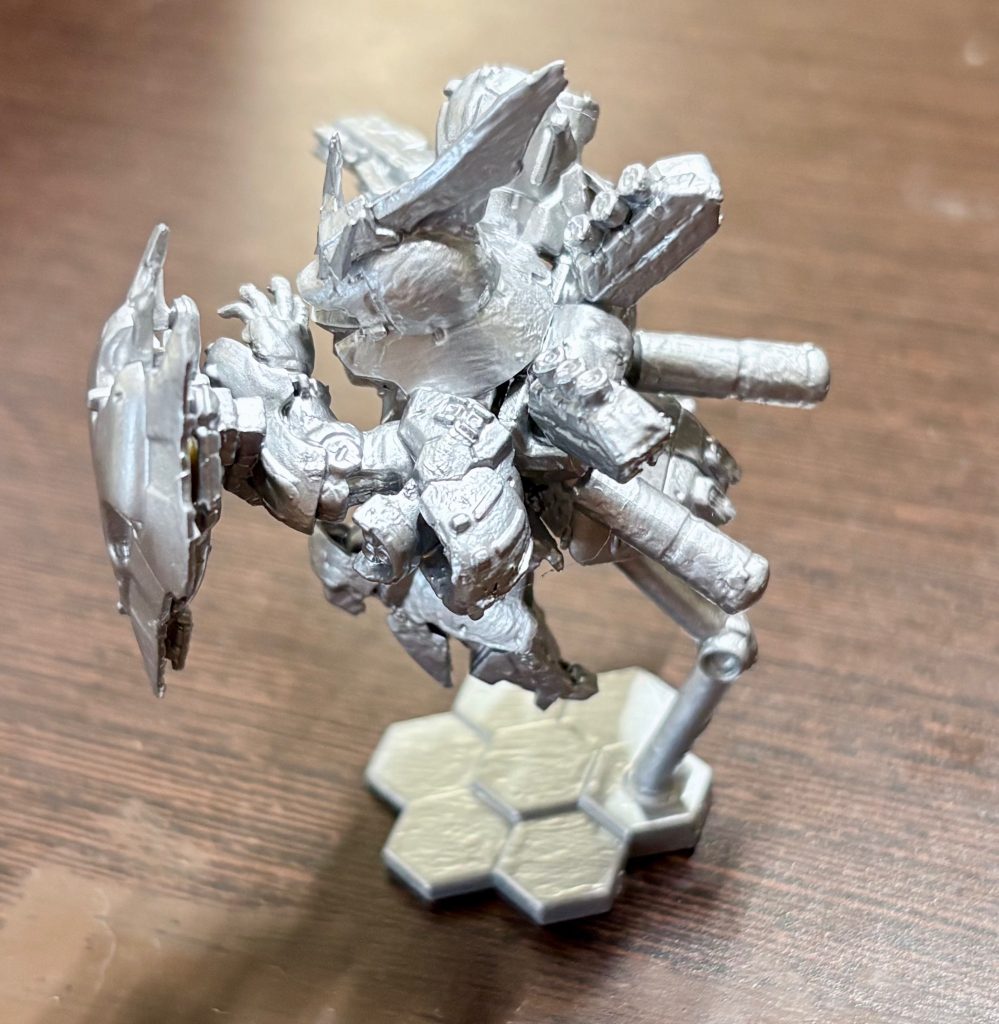 シャアの専用機であるサザビーは赤い機体のイメージが強いが、昔のSDガンダムのガチャガチャみたくシルバー一色で塗装。