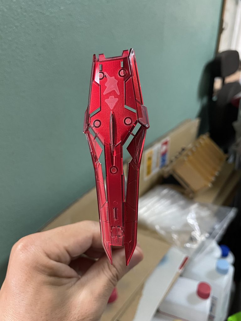 作品名：シャア専用νガンダムメカニカルコアメッキ風？<p>スプーンでメカニカルコアメッキ風を色々試してみて、次の段階と思い、RGνガンダムのクリアシールドにやってみたんですが、なかなかしびれます🔥</p>
