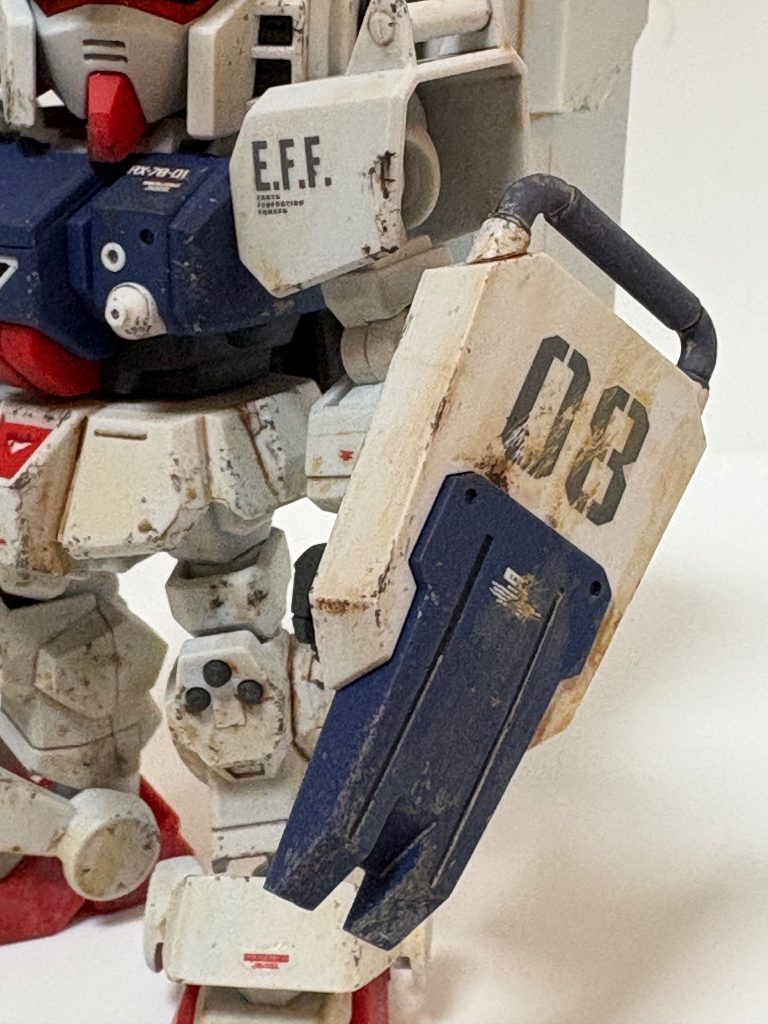 シールドの汚し具合が気に入ってます。・ガンダムマーカーで部分塗装・デカール貼り後に、カッターで削りダメージ表現・シャーペンでスミ入れ・水性塗料でチッピング・ウェザリングカラー（ステインブラウン）でサビ表現・ウェザリングカラー（サンディウォッシュ）で最後に調整&nbsp;