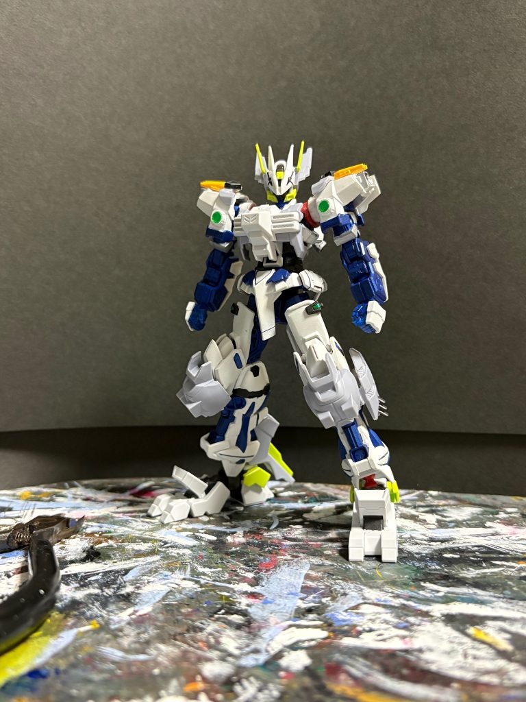塗装前　既に完成している土台をいかに崩さずフルアーマ風にするかかなり悩んだ。ちなみに、青赤のカラーリングとかも含め、今回は直接司令官に寄せに行っているのですが、かといってオプティマスそのものにはしたくないという葛藤の中で色々決めていきました。