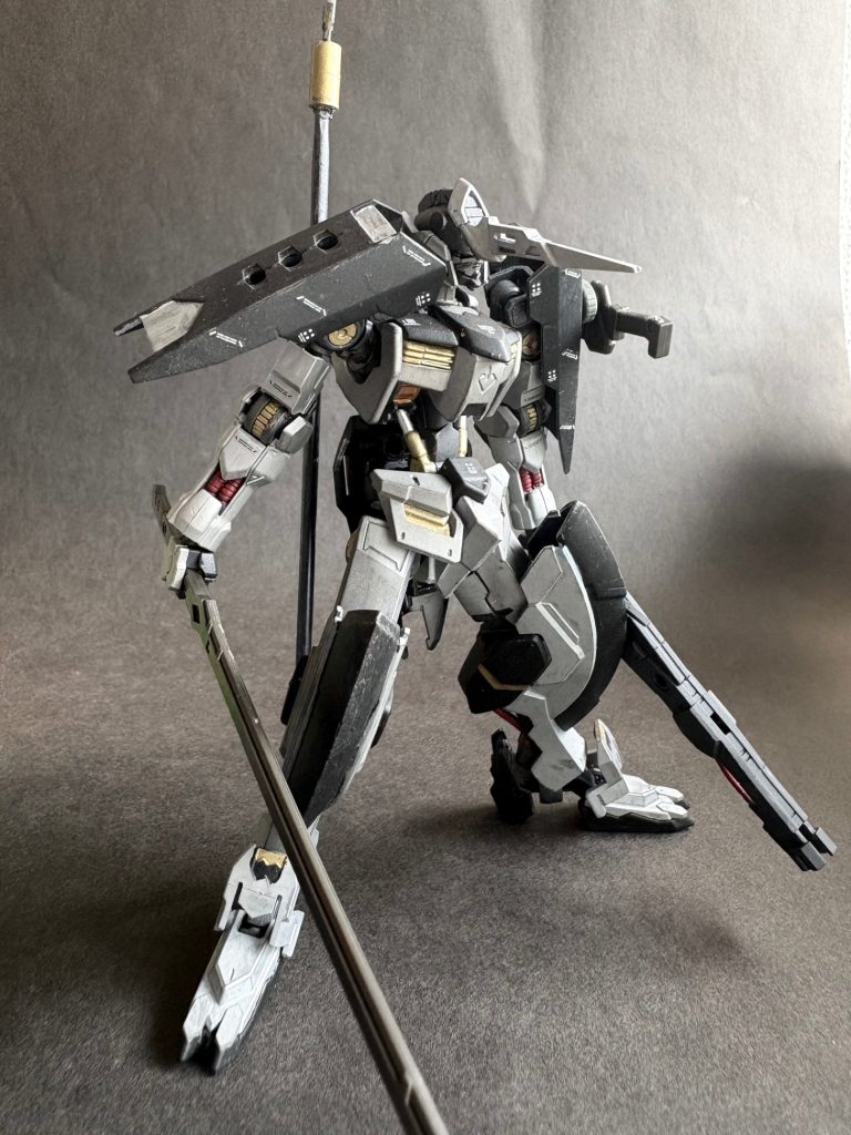 アーカイブで確認できる厄災戦時の「真のバルバトス」よりも脚部推力を増強、肩部装甲を簡略化、余ったペイロード分だけ武装を増やして「乱戦において現場で暴れる」事を目的にした形態。
