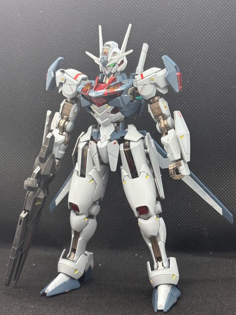 例によって関節をカッパーにしています。メインが白とブルーグレーとキャンディ塗装のレッドです。ランナー塗装なのでゲート跡がちょっと残ってますが、あえてシルバーでペン塗装したりしてそういうデザインっぽく見えるようにしてます…ではでは
