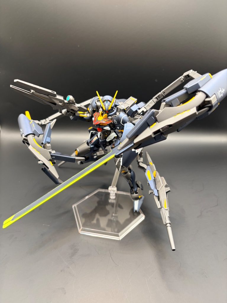 ポーズ2パワードアームズでポージングは大分躍動感あるものが撮れました。保持力はないので安定感のあるポーズは難しかったです。