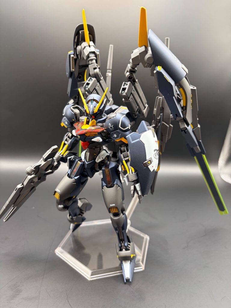 正面ブースターシールドが大きく全体のバランスをまとめるのに苦労しました。