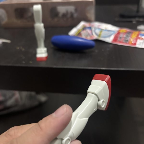 積んであったリバイバルのガンダムを制作しようと思います。仮組み部品がとにかく少なくてすぐに組み立てられました。今時のキットを作ることがあまりないので気づきませんでしたが、結構クリアランスがギリギリなので色々調整しないといけないなと思いました。（2枚目）