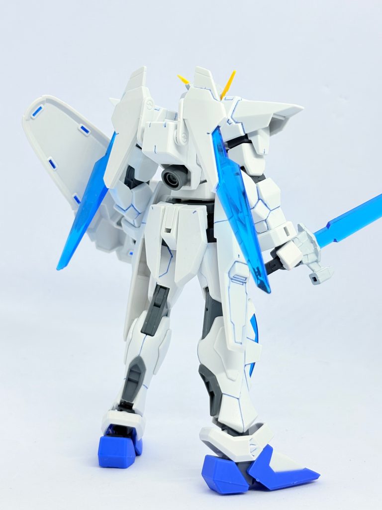 前後。そうだリアアーマーにストフリも使ってるわ。30MMエネルギー武装の剣と、Gセルフパーフェクトパックの盾。
