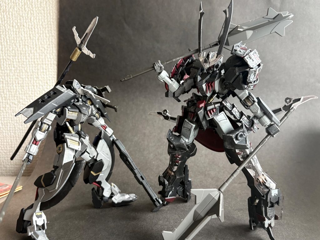 左側のバルバトスがノーマルと身長一緒なんだけど結構大きくなってる。限界まで爪先立ちさせてるだけなんだけど。