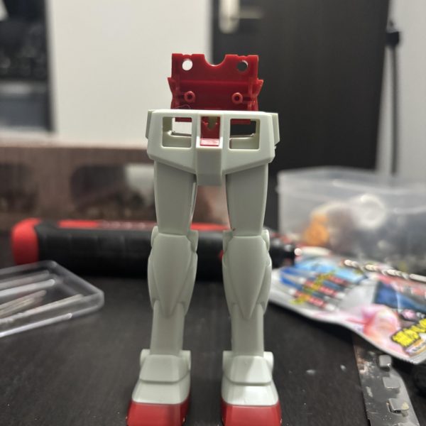 制作記録2元々が軸接続でほぼ棒立ちなので、脚部の角度をつけるために加工してみました。WAVEプラサポ 5mmのボールジョイントを仕込むために元の軸をカット。元の軸の中心部に3mm穴を開けて差し込んで接着しました。太ももは無加工で脚部の角度を広げるができました。足首の接地が不安定になってしまうのと、腰とのパーツに干渉するので細かい部分は調整ですね。&nbsp;（3枚目）