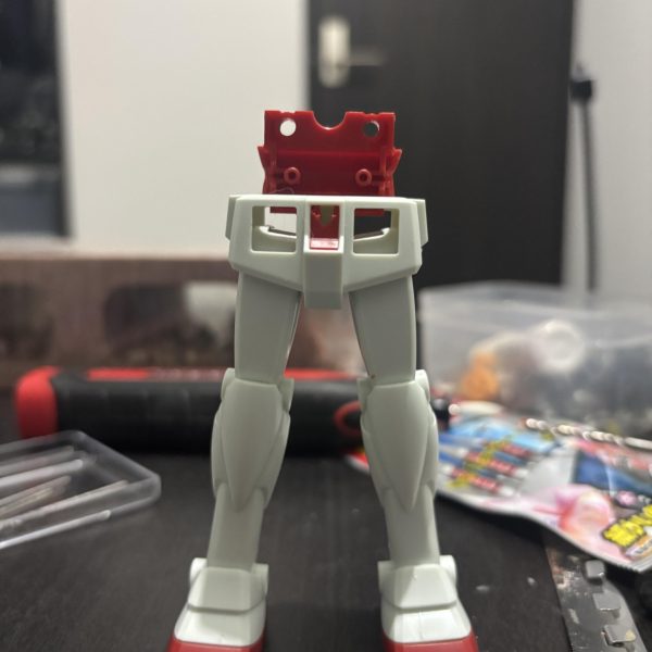 制作記録2元々が軸接続でほぼ棒立ちなので、脚部の角度をつけるために加工してみました。WAVEプラサポ 5mmのボールジョイントを仕込むために元の軸をカット。元の軸の中心部に3mm穴を開けて差し込んで接着しました。太ももは無加工で脚部の角度を広げるができました。足首の接地が不安定になってしまうのと、腰とのパーツに干渉するので細かい部分は調整ですね。&nbsp;（4枚目）