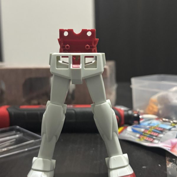 制作記録2元々が軸接続でほぼ棒立ちなので、脚部の角度をつけるために加工してみました。WAVEプラサポ 5mmのボールジョイントを仕込むために元の軸をカット。元の軸の中心部に3mm穴を開けて差し込んで接着しました。太ももは無加工で脚部の角度を広げるができました。足首の接地が不安定になってしまうのと、腰とのパーツに干渉するので細かい部分は調整ですね。&nbsp;（5枚目）