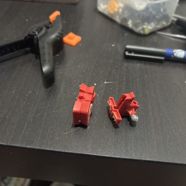制作記録3胴体と腰を分離して可動するよう加工しました。切断した胸部分にボールデンアームアームズのジョイントを埋め込みました。後先考えずにバシバシ切りすぎちゃったのでこれ以降が少し大変かもです..（2枚目）