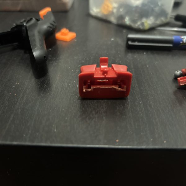 制作記録3胴体と腰を分離して可動するよう加工しました。切断した胸部分にボールデンアームアームズのジョイントを埋め込みました。後先考えずにバシバシ切りすぎちゃったのでこれ以降が少し大変かもです..（3枚目）